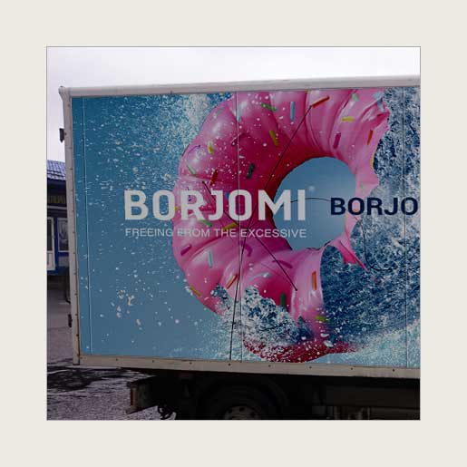 Реклама на автотранспорте для минеральной воды «Borjomi»
