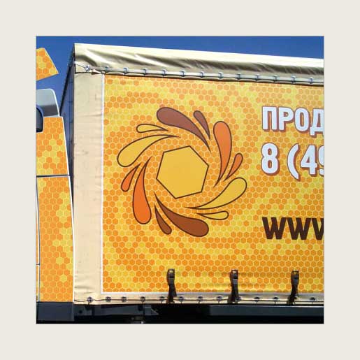 Реклама на тенте грузового автомобиля компании «Передовая пасека»