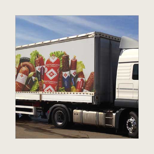 Реклама на тенте грузового автомобиля для мясокомбината «Брестский»