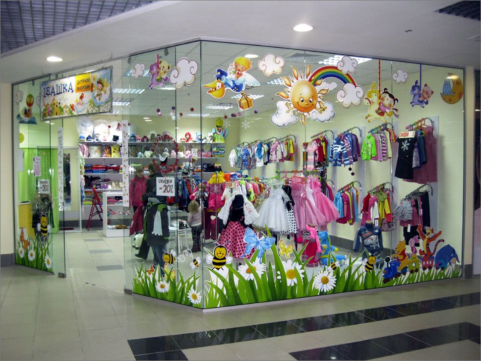 Оформление витрины магазина детской одежды