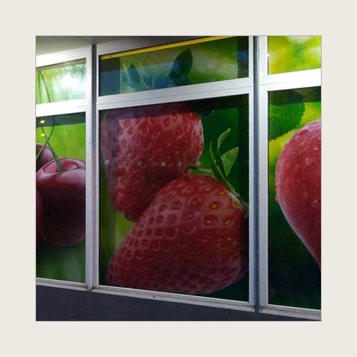Оформление витрины продуктового магазина