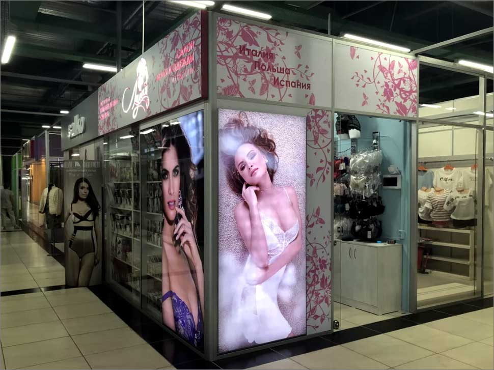 Оформление витрины магазина женской одежды