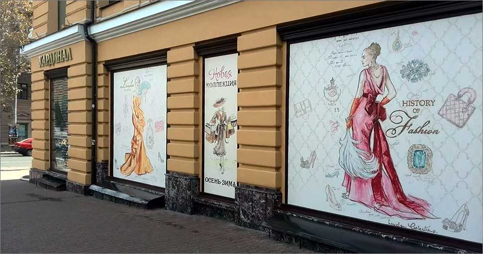 Оформление витрины магазина женской одежды