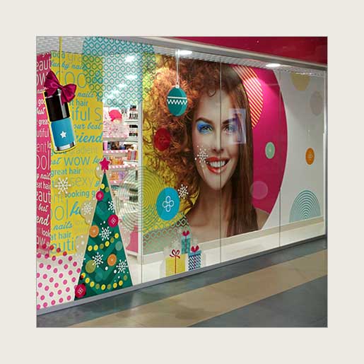 Реклама на стеклах магазина косметики